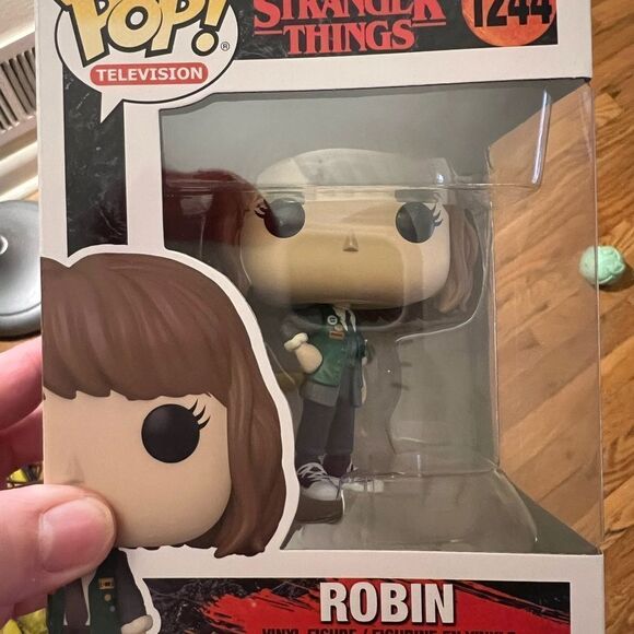Funko Pop Stranger Things ROBIN Vinyl Figure - Picture 2 of 8